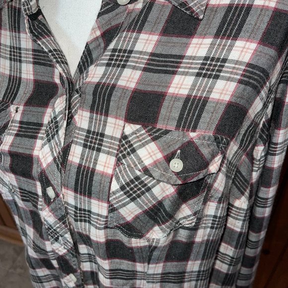 Women's Torrid Black White Red Plaid Long Sleeve Button Down Shirt Size 1 - Picture 2 of 6